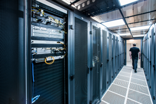 Trung Tâm Dữ Liệu (Data Center) Là Gì? Doanh Nghiệp Cần Lưu Ý Gì?